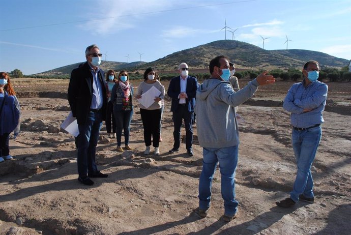 El alcalde de Valdepeñas, Jesús Martín, visita los últimos hallazgos arqueológicos en la localidad