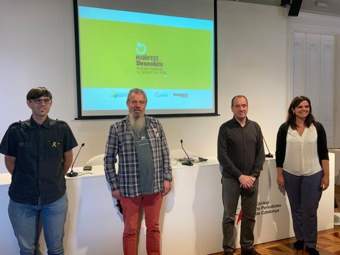 Ferran Puig (Concatur), Carles Barcons (Turalcat), Joan Morales (Revista Descobrir) y Teresa Vil (Associació Turisme Rural Girona, Costa Brava i Pirineu), este miércoles tras una rueda de prensa en Barcelona