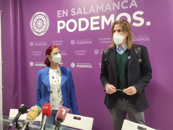 Pablo Fernández junto a la concejal de Ayuntamiento de Salamanca Carmen Díaz.