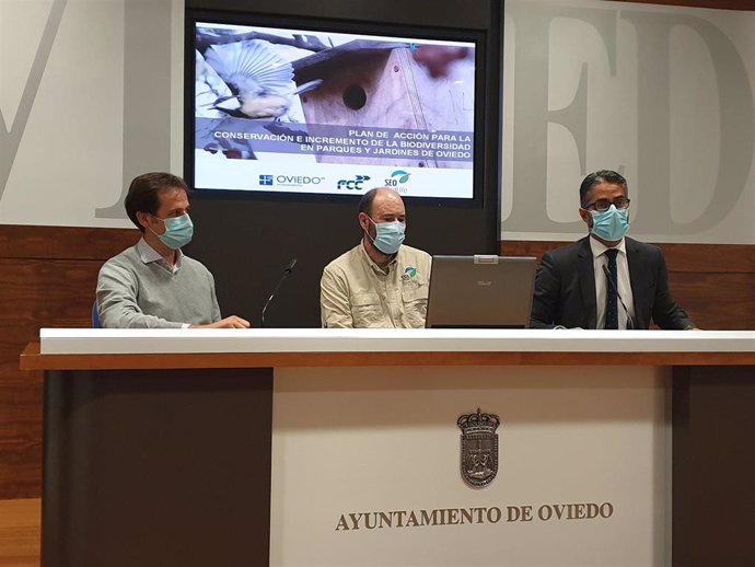 Enrique Cocaña, de FCC; Ignacio Fernández, de Seo Birdlife; y el concejal de Parques de Oviedo, Gerardo Antuña