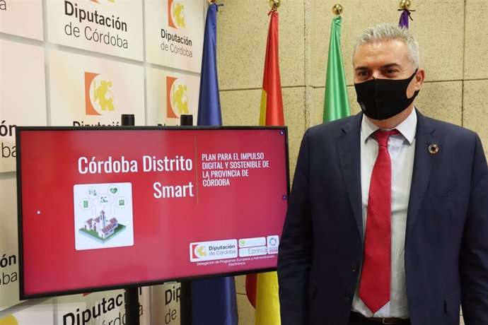 El delegado de Programas Europeos y Administración Electrónica de la Diputación de Córdoba, Víctor Montoro, en rueda de prensa