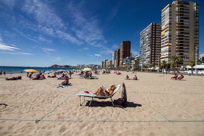 Bañistas toman el sol en la Playa de Levante de Benidorm durante el Día Mundial del Turismo 2020, en Benidorm, Alicante, Comunidad Valenciana (España) a 27 de septiembre de 2020. Esta edición, bajo el lema de 'Turismo y desarrollo rural', destaca la cap