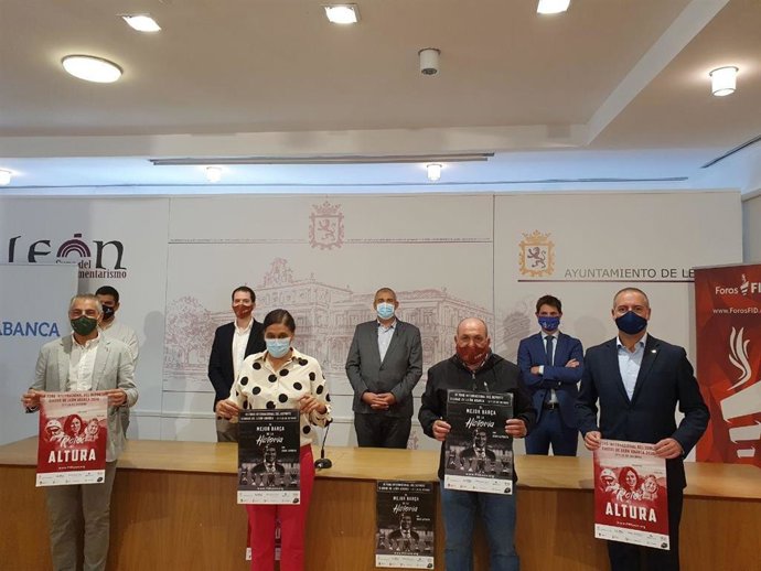 El montañero, Juanito Oiarzabal, el director del FI, Fran del Río, el concejal de Deportes, Movilidad y Régimen Interno, Vicente Canuria, y la diputada de Deportes, Susana Folla, entre otras personalidades, en la presentación del FID 2020.