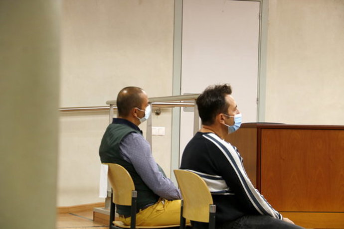 Pla tancat dels acusats d'estafar a quatre empreses en la construcció d'una residncia a Torrefarrera durant el judici a l'Audincia de Lleida. Imatge del 30 de setembre de 2020. (Horitzontal)
