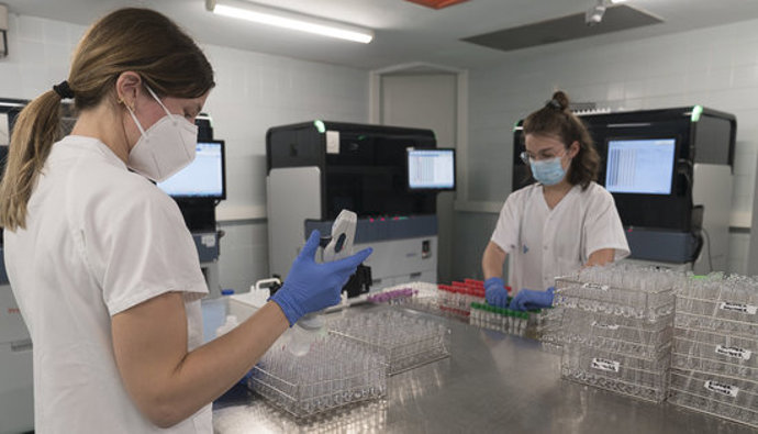 Imatge de personal de laboratori analitzant les proves PCR. (Horitzontal)