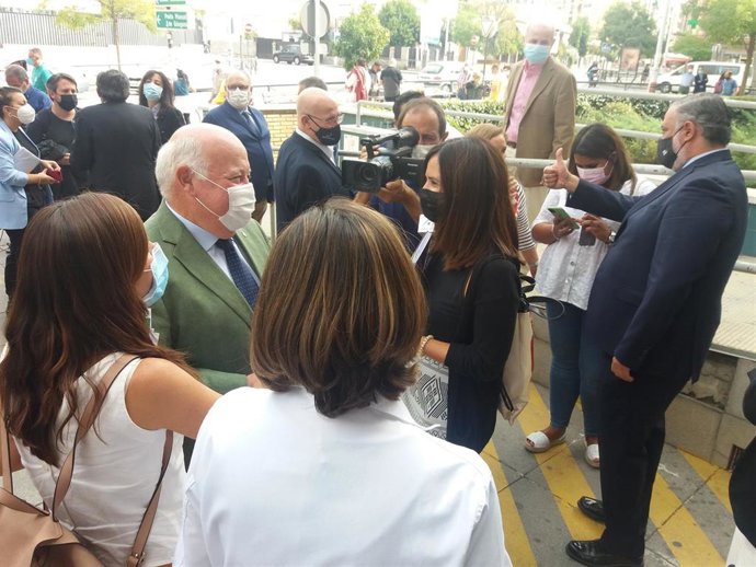 El consejero de Salud y Familias, Jesús Aguirre, ante el centro de salud Zaidín Centro