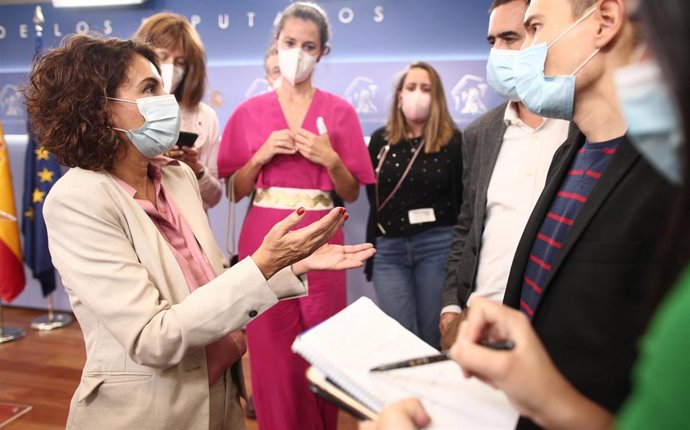 La ministra de Hacienda, María Jesús Montero, mantiene una conversación después de su intervención en una rueda de prensa convocada tras la sesión de control al Gobierno en el Congreso