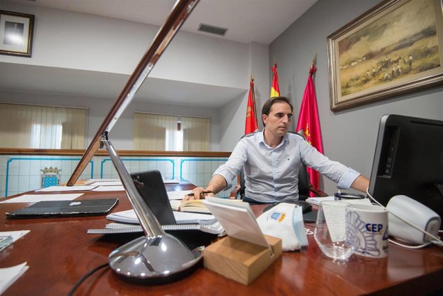 El alcalde de Medina del Campo (Valladolid), Guzmán Gómez Alonso, durante una reunión telemática con el comercio y hostelería local ante las restricciones de la Junta frente a la COVID-19.