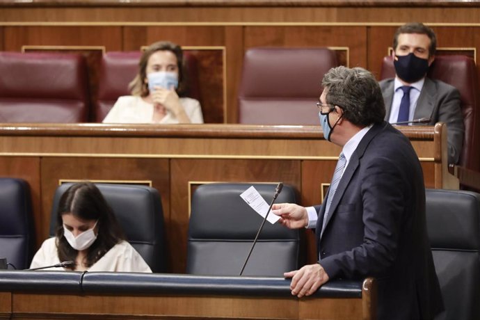 El ministro de Inclusión, Seguridad Social y Migraciones, José Luis Escrivá, interviene en una sesión de control al Gobierno en el Congreso 