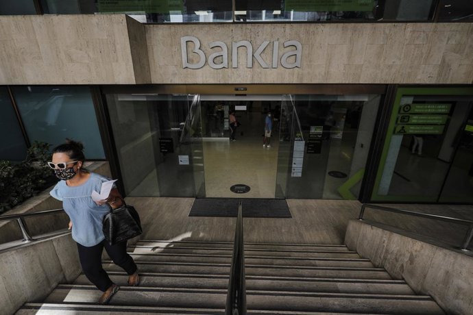 Una mujer sale de la sede de Bankia en Valencia, Comunidad Valenciana (España).