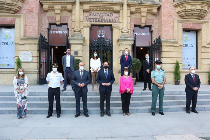 Autoridades en la inauguración de la jornada 'Colaborar para mejorar la seguridad de nuestros mayores', organizada por la Comandancia de la Guardia Civil en Córdoba.