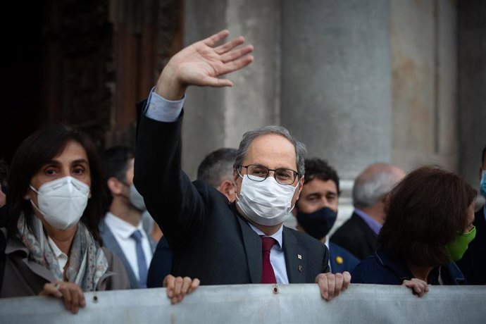 El presidente de la Generalitat inhabilitado, Quim Torra, ha desplegado este lunes a su salida del Palau de la Generalitat la pancarta con el lema 'Llibertat presos polítics i exiliats'.