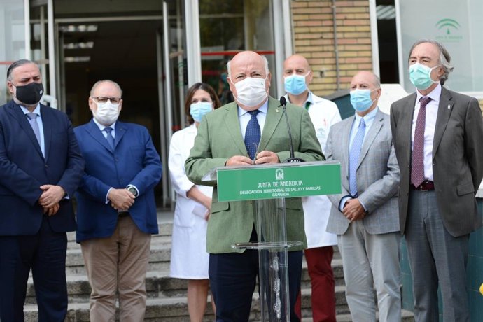 El consejero de Salud y Familias, Jesús Aguirre, atiende a los medios ante el centro de salud Zaidín Centro