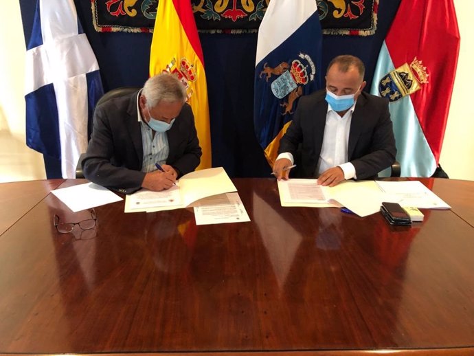 El alcalde de Fasnia, Damián Pérez y el subdelegado del Gobierno, Jesús Plata, en la firma del convenio 'VioGén'