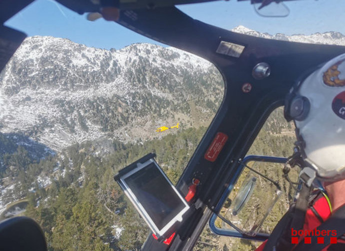 Pla mitj on es pot veure l'interior de l'helicpter dels Bombers que participa a la recerca d'una parella de joves desapareguts al Parc Nacional d'Aigüestortes i Estany de Sant Maurici, el 30 de setembre de 2020. (Horitzontal)