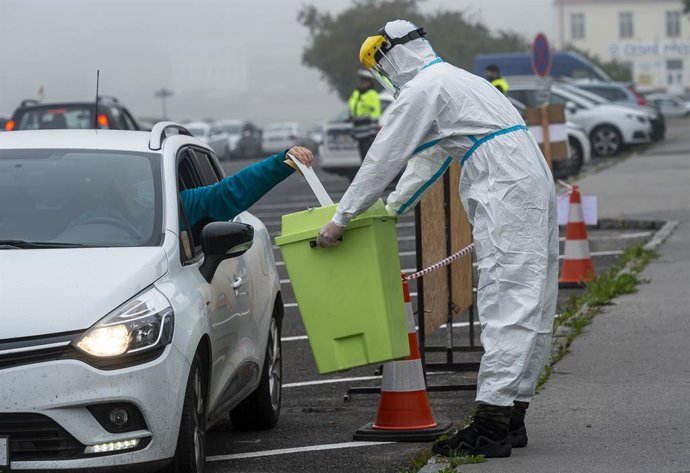 Coronavirus.- Las personas contagiadas de coronavirus votan desde el coche en la