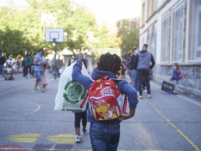 En el primer día de colegio del curso escolar 2020-2021, niños guardan la distancia de seguridad en el Colegio Público Víctor Pradera en Pamplona