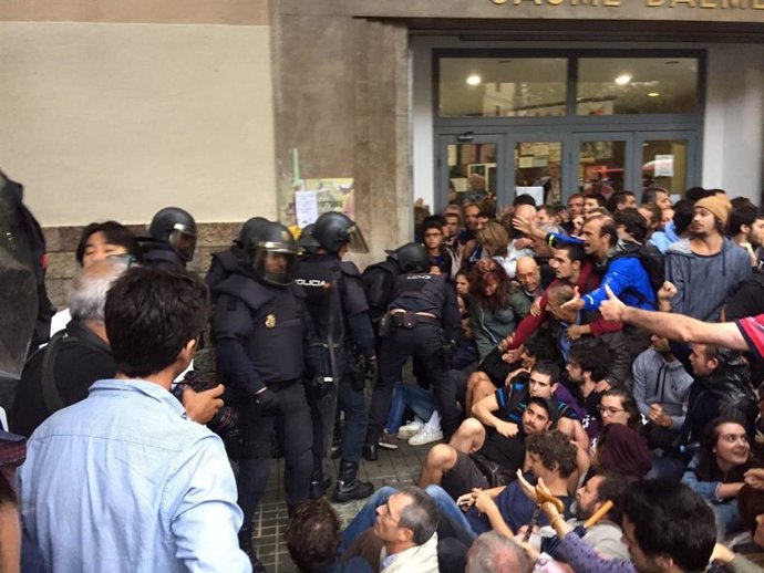 Agents de la policia nacional a l'INS Balmes de Barcelona el dia del referndum