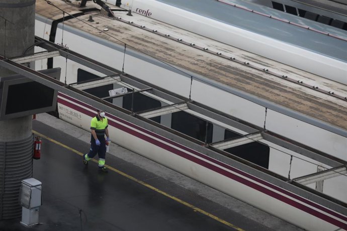 Imagen de un trabajador en la estación de Atocha