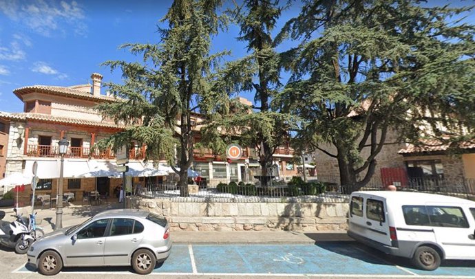 Plaza del Pueblo de Manzanares El Real donde recibió un disparo tras intentar atacar a unos agentes de la Guardia Civil