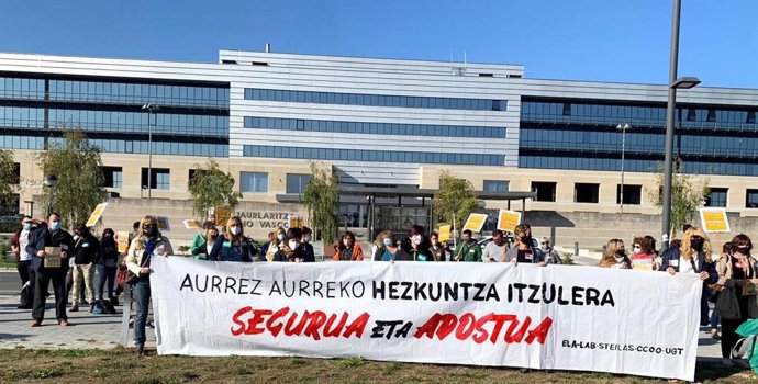 Sindicatos de Educación concentrados ante la sede del Gobierno vasco, en Vitoria