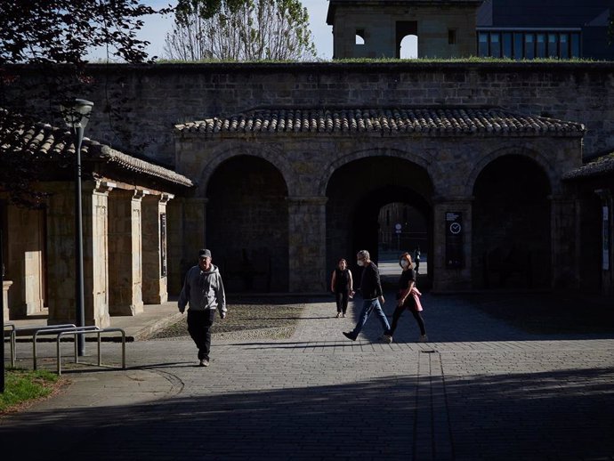 Varias personas pasean por el Parque de la Ciudadela vacío durante el día 54 del estado de alarma en Pamplona / Navarra (España), a 7 de mayo de 2020.