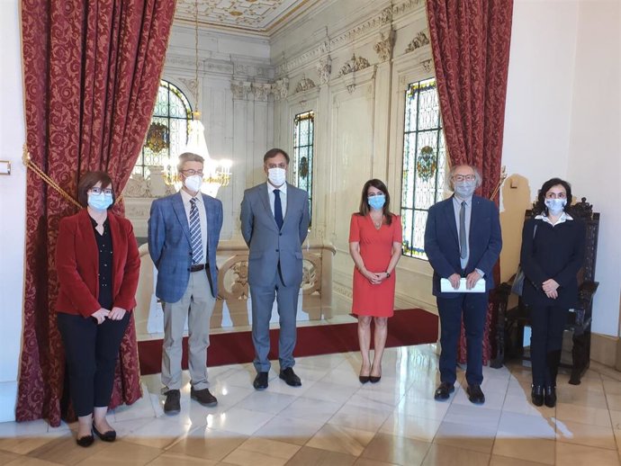 El alcalde de Salamanca, Carlos García Carbayo, y la concejal María Victoria Bermejo (centro), junto a representantes de los jurados de poesía y novela en los premios 'Ciudad de Salamanca'.