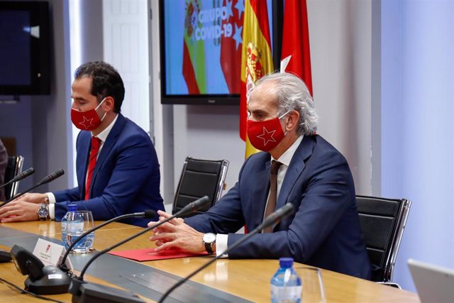 El vicepresidente, consejero de Deportes, Transparencia y portavoz de la Comunidad de Madrid, Ignacio Aguado (2d); y el consejero de Sanidad, Enrique Ruiz Escudero (1d), participan en una reunión del Grupo Covid-19, a 29 de septiembre de 2020.