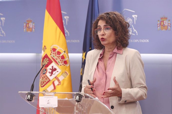 La ministra Portavoz y de Sanidad, María Jesús Montero, interviene durante una rueda de prensa convocada tras la sesión de control al Gobierno en el Congreso de los Diputados, en Madrid (España), a 30 de septiembre de 2020.