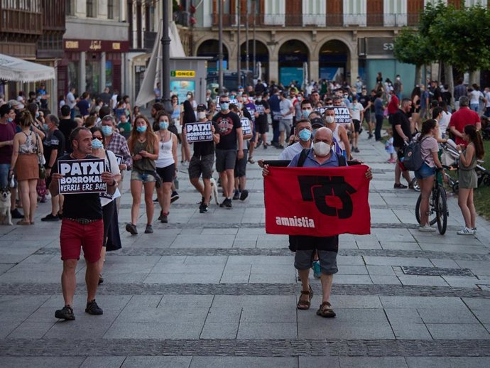 Varias personas protestan en mayo en Pamplona a favor de los presos de ETA