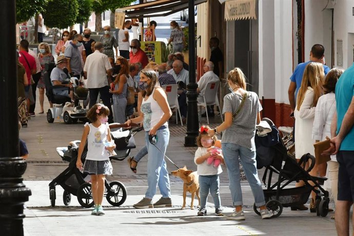Vecinos de Tomares comprando en Las cuatro esquinas