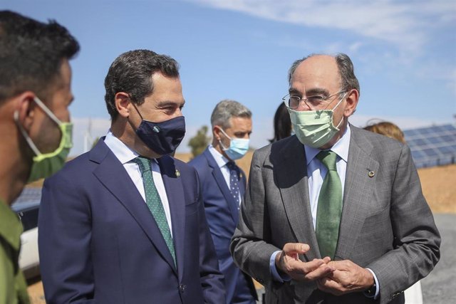 El presidente de Iberdrola, Ignacio Galán, junto al presidente de la Junta, Juanma Moreno. 
