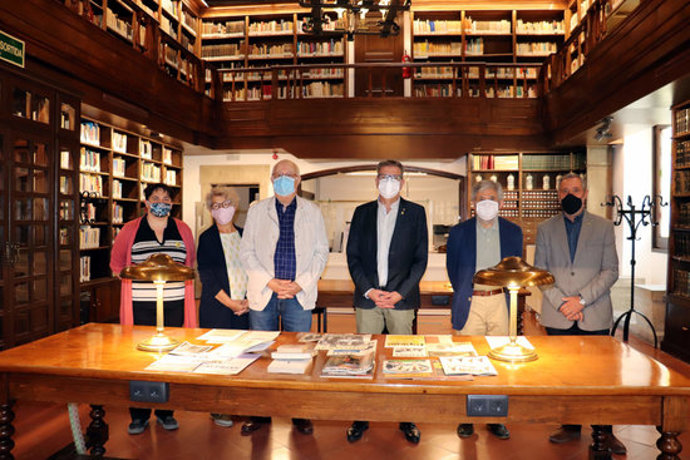 Imatge del president de la Diputació de Lleida, Joan Talarn, amb l'historiador Jaume Barrul i el fill del fotgraf Lluís Terrés, al Servei de Biblioteca-Hemeroteca de l'IEI, el 30 de setembre del 2020. (Horitzontal)