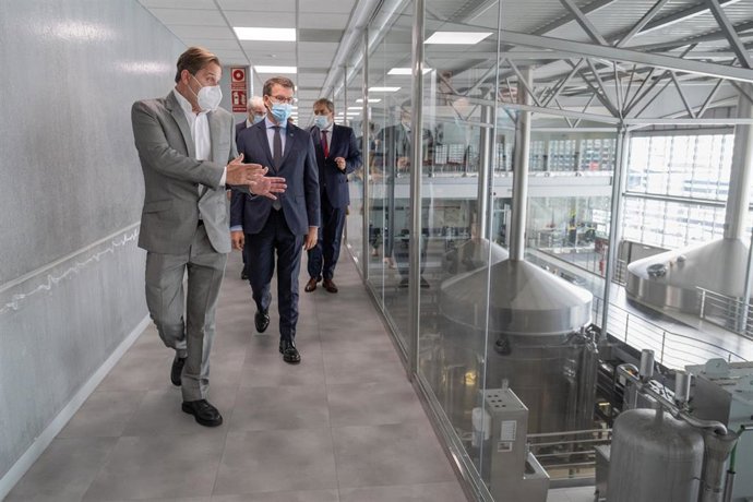 El presidente de la Xunta, Alberto Núñez Feijóo, visita las instalaciones de Estrella Galicia, junto al consejero delegado Ignacio Rivera y el conselleiro de Economía, Francisco Conde