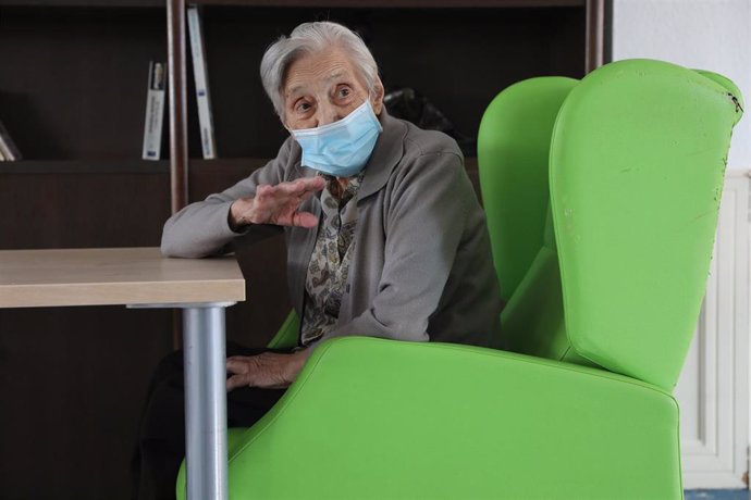 Un anciana residente se despide de su familiar durante el primer día de visitas en la Residencia Centro Casaverde Navalcarnero. En Navalcarnero, Madrid (España), a 8 de junio de 2020.