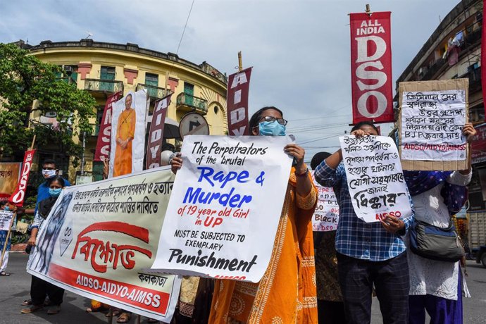 India.- Miles de personas salen a la calle en India por la violación en grupo de