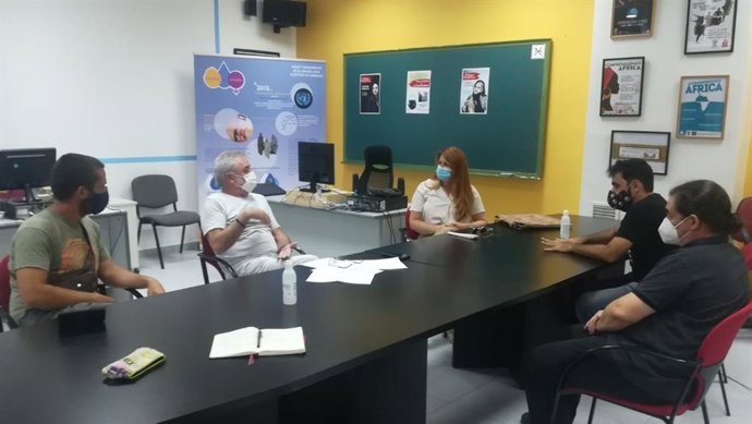 La secretaria general de Podemos Sevilla y concejal del Ayuntamiento, Susana Serrano, reunida con vecinos de Santa Justa