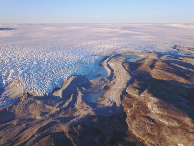Una vista aérea del borde de la capa de hielo de Groenlandia