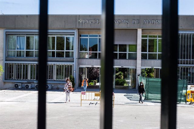 Personas en las puertas del Liceo Francés, en Madrid