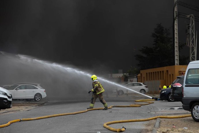 Bomberos intervienen en un incendio de palés en el solar de una nave industrial de Dos Hermanas