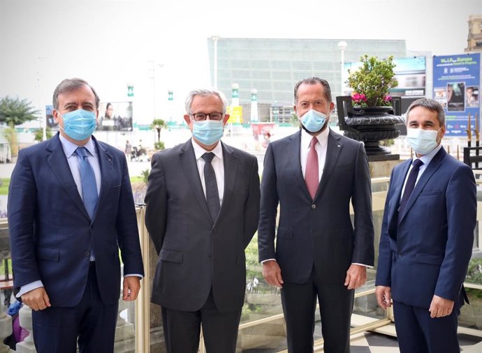 Izq-dcha: El consejero delegado de Abanca, Francisco Botas, el CEO adjunto de Crédit Agricole, Xavier Musca, el presidente de Abanca, Juan Carlos Escotet Rodríguez y el presidente de Crédit Agricole Pyrénées Gascogne, Marc Didier.