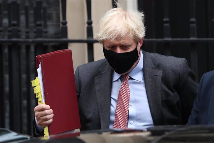 Boris Johnson con mascarilla