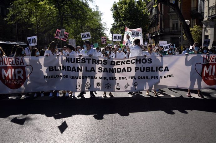 Varios sanitarios sostienen una pancarta en la que se lee 'Nuestros derechos blindan la sanidad pública', durante una manifestación demédicos internos residentes (MIR) de la Comunidad de Madrid, a 13 de julio de 2020. 