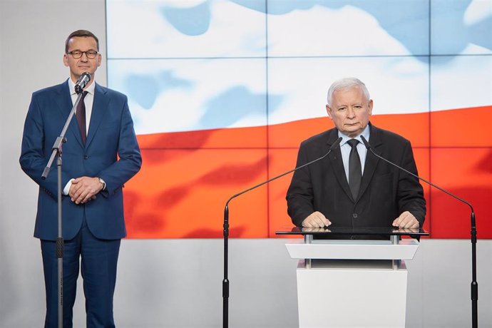 El líder del PiS y nuevo viceprimer ministro de Polonia, Jaroslaw Kaczynski, interviene en un acto junto al primer ministro, Mateusz Morawiecki 