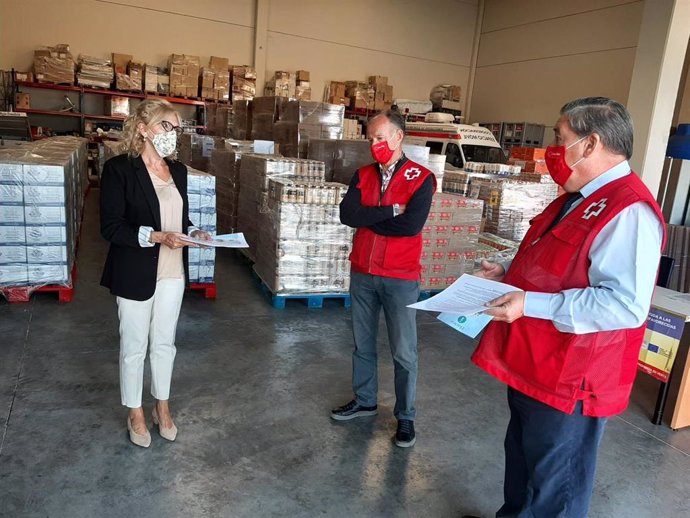 La subdelegada del Gobierno en Huesca, Silvia Salazar, ha visitado  las instalaciones de Cruz Roja en Huesca, con motivo de la llegada de 73.008 kilos a la provincia oscense