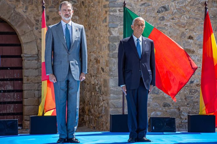 (I-D) El Rey Felipe VI; y el presidente de Portugal, Marcelo Rebelo de Sousa, posan en el Museo Arqueológico Provincial, situado en la Alcazaba de Badajoz, Extremadura (España), a 1 de julio de 2020. El encuentro es uno de los tres actos que Rey y manda