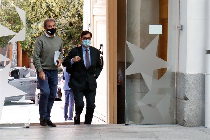 El ministro de Sanidad, Salvador Illa (d), y el director del Centro de Coordinación de Alertas y Emergencias Sanitarias, Fernando Simón (i), a su llegada a una reunión del Grupo Covid-19 