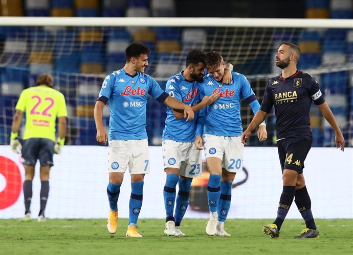 Jugadores del Nápoles celebran uno de los seis goles al Genoa