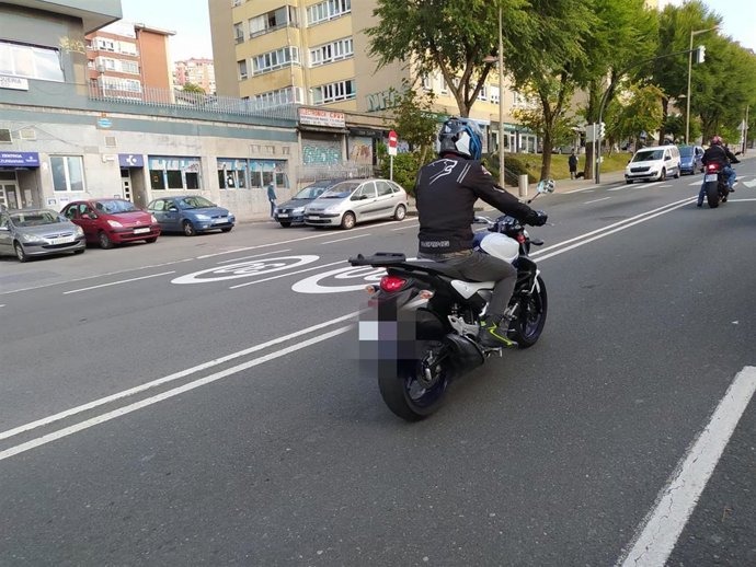 Señales de limitación a 30 km/h pintadas en la calzada en Bilbao