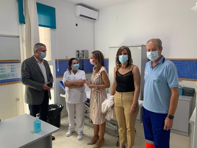 La delegada de la Junta visita el consultorio de Benahadux (Almería)